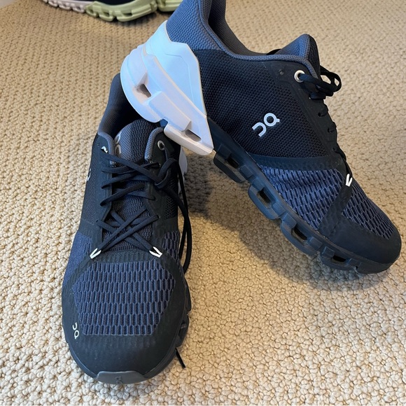 EUC Men’s On Clouds 10.5 - Picture 1 of 4
